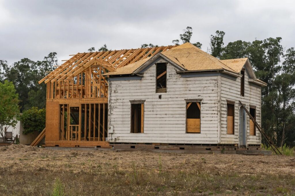 Extension de maison Réaliser une extension ou une surélévation permet d'augmenter considérablement la surface habitable de votre habitation sans avoir à déménager.